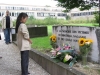 Yukiko Yabuki se recueillant devant le mémorial