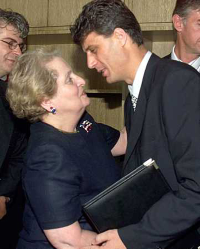 Thaçi sous le charme de Madeleine Albright, Secrétaire d’Etat des Etats-Unis, lors des négociations de Rambouillet, mars 1999